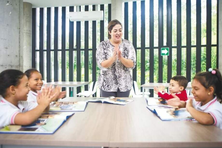 Lina Moreno, rectora del Guillermo Ponce de León, en compañía de estudiantes del colegio. / Cortesía Fundación Levapan