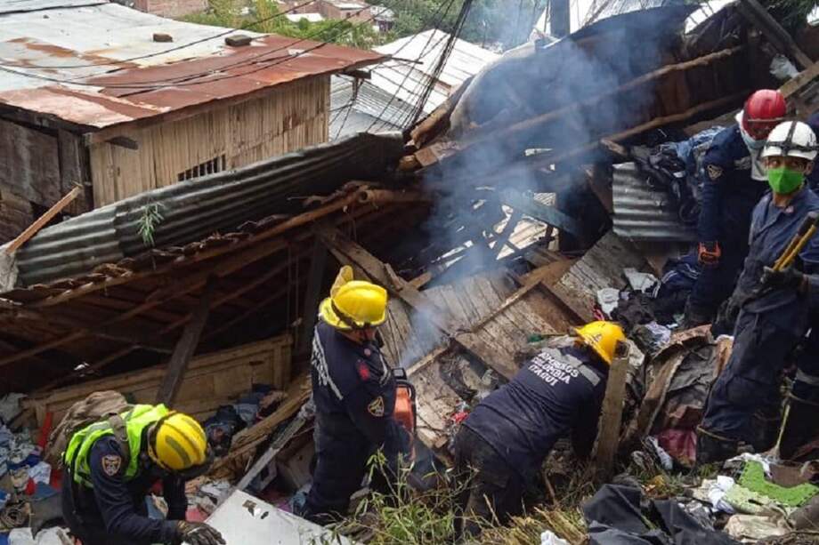 Es deslizamiento de tierra presentado en la madrugada de este viernes, 25 de diciembre, dejó al menos tres viviendas destruidas.