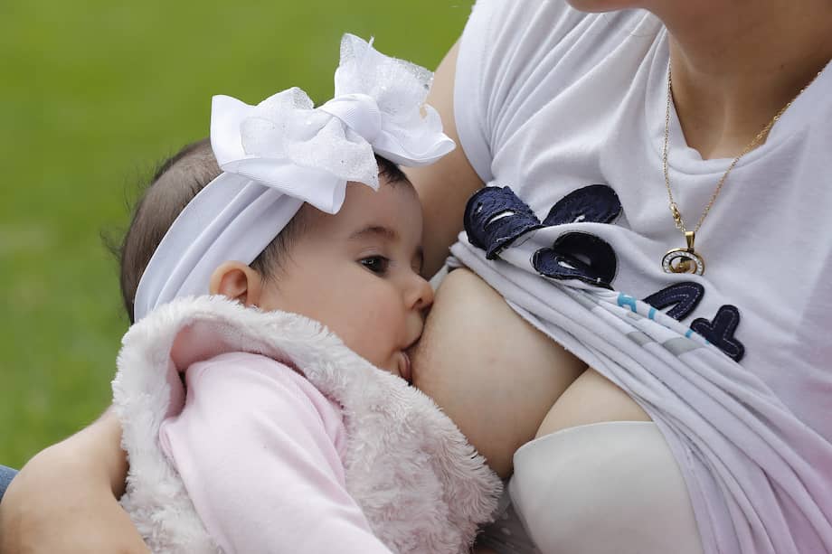 Aunque en muchos casos produce síntomas leves similares a un resfriado, en lactantes puede derivar en cuadros graves como bronquiolitis o neumonía, que con frecuencia requieren hospitalización, especialmente durante las temporadas de mayor circulación del virus.