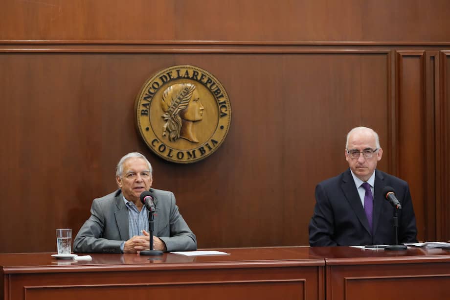 Ricardo Bonilla, ministro de Hacienda, y Leonardo Villar, gerente del Banco de la República, en rueda de prensa.