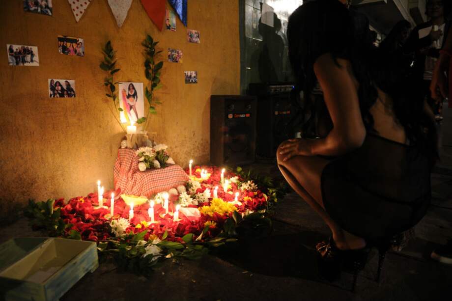 En octubre fueron asesinadas dos mujeres trans que se prostituían en el barrio Santa Fe. Por seguridad, sus compañeras no hablan de los crímenes. / Fotos: Mauricio Alvarado