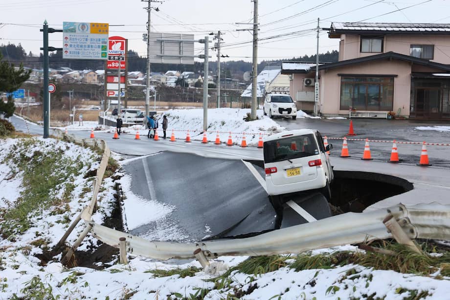 Un automóvil quedó varado en una carretera colapsada en Tohoku, prefectura de Aomori, noreste de Japón, el 9 de diciembre de 2025.