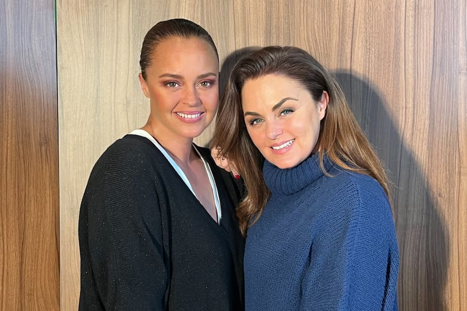 A la izquierda Shaila, la hija menor de Rocío Dúrcal y a la derecha, Carmen