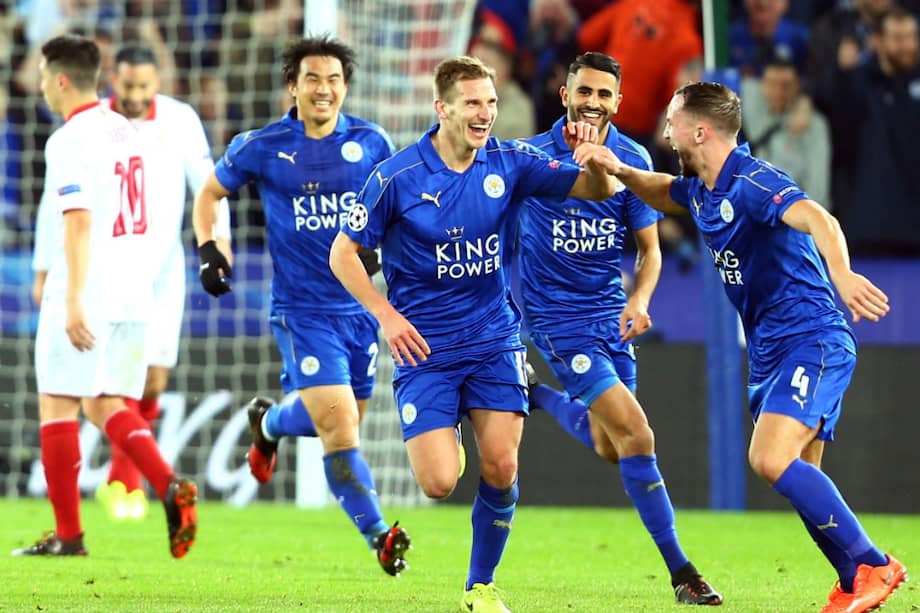 Los jugadores de Leicester celebran uno de los goles con los que vencieron a Sevilla. / EFE