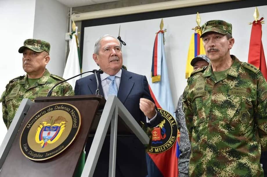 El ministro de Defensa, Guillermo Botero, y el comandante del Ejército, general Nicacio Martínez, han refutado la versión de The New York Times. / Mindefensa