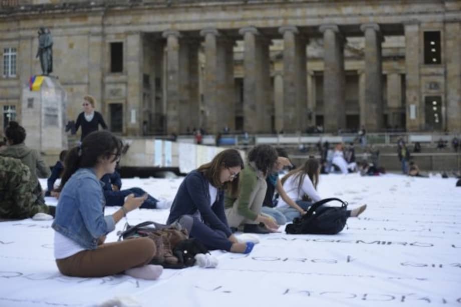 Los artistas colombianos insisten en “el reconocimiento cultural del conflicto”. Imagen de la convocatoria de Doris Salcedo en la Plaza de Bolívar. / / Jhonatan Ramos