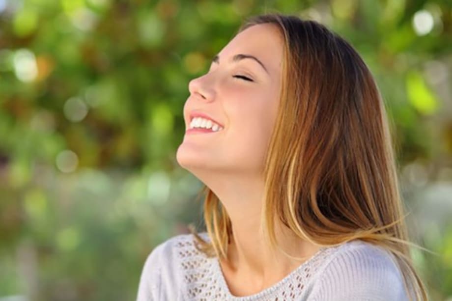 Mujer feliz respirando