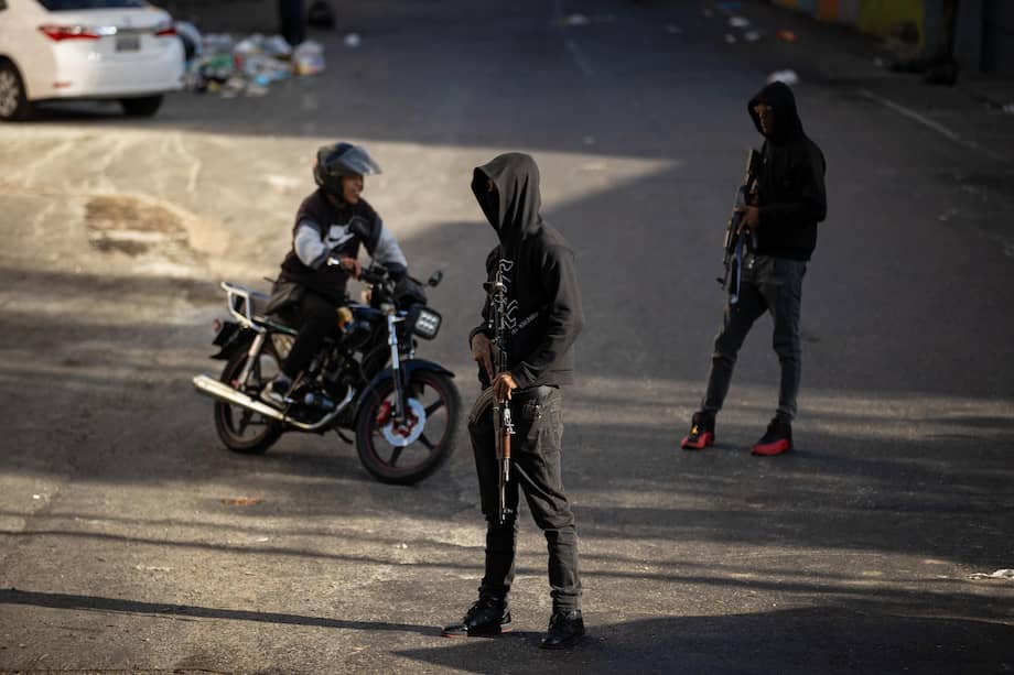 Integrantes de colectivos custodian las entradas de barriadas en Caracas (Venezuela).