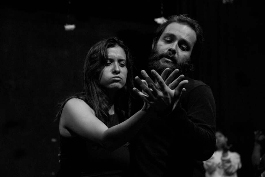 Este proyecto pionero no solo desafía los límites de la interpretación musical tradicional, sino que también abre un espacio accesible que combina el canto, la actuación y el lenguaje de señas.