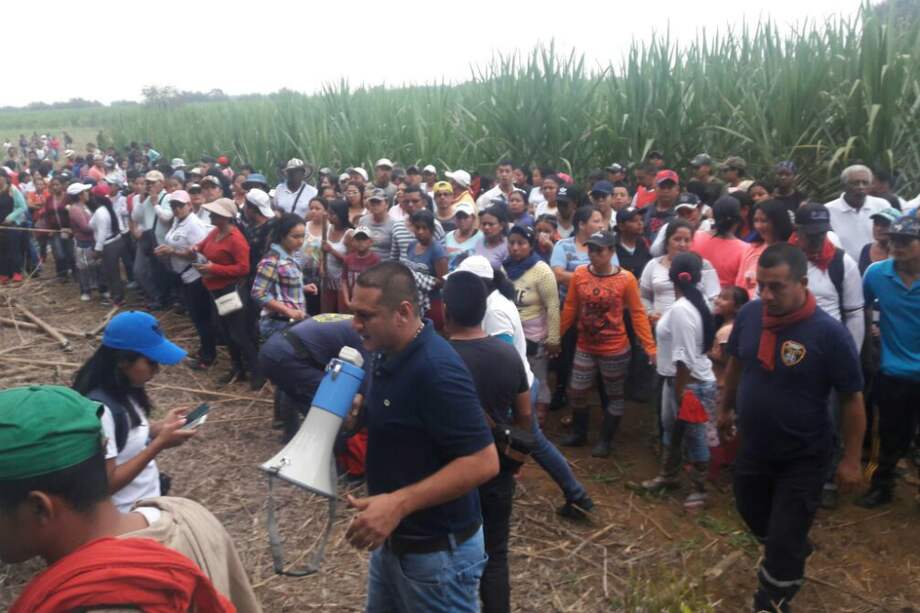 Mientras se hacía el levantamiento de los cuerpos de Vanesa Usnas Ulcué y Zory Briyith Polanco Sánchez, la comunidad llegó a la zona. / Cortesía