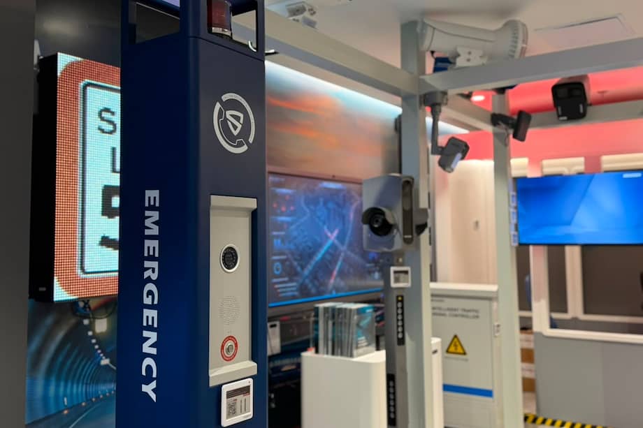 El piloto de Red Inteligente busca convertir los postes de alumbrado en nodos tecnológicos con cámaras, inteligencia artificial y sensores para fortalecer la seguridad y optimizar la gestión urbana en Bogotá.