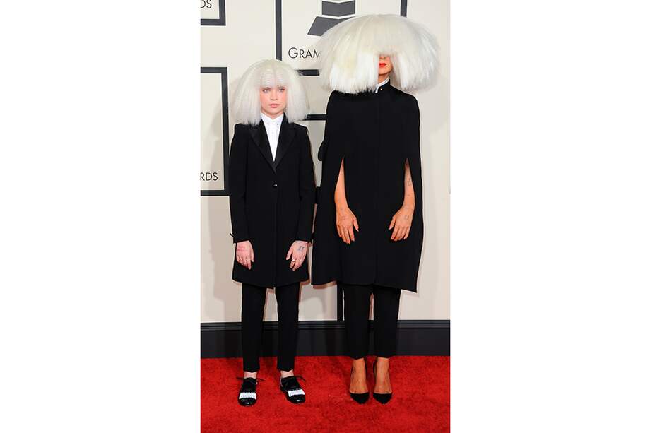 Maddie Ziegler y Sia en los Premios Grammy 2015. / Archivo AFP