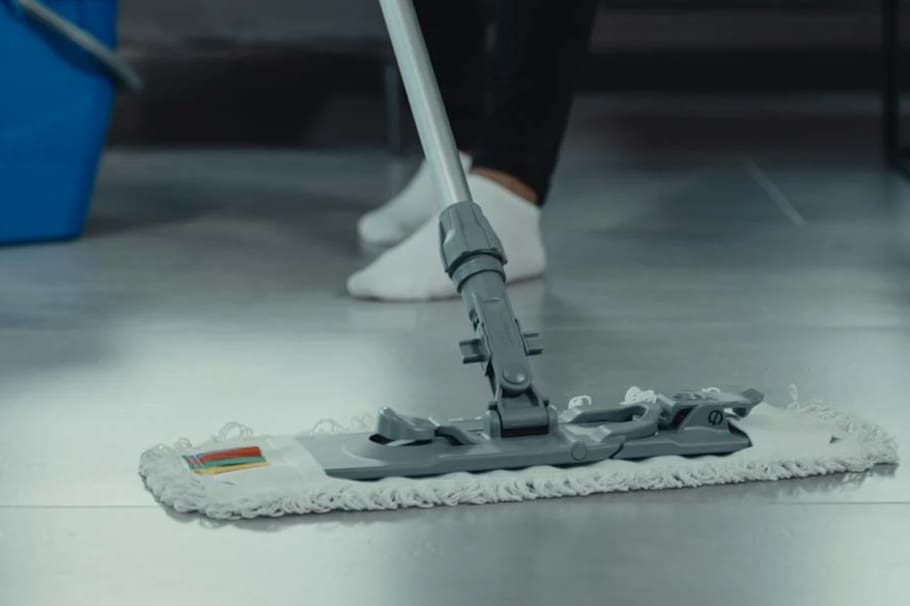 El vinagre blanco, además de ser fácil de conseguir, es sencillo de usar para ver tus pisos limpios.