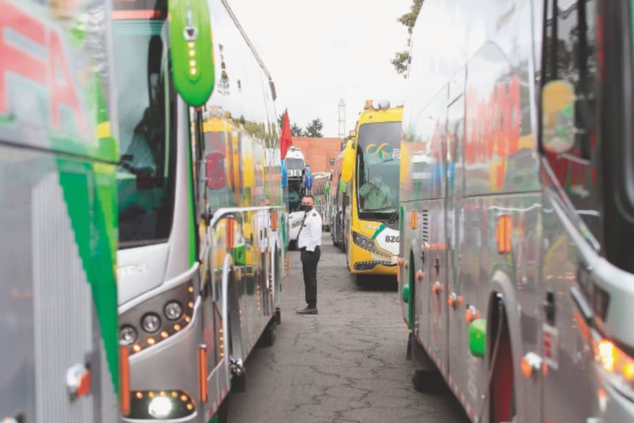 Bus drivers stage a protest against government measures taken tu curve the spread of the Covid-19 coronavirus that affect their work in Bogota, on May 27, 2020. / AFP / DANIEL MUNOZ