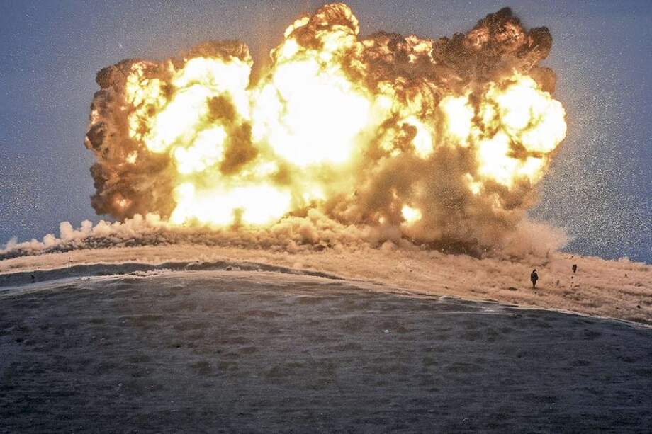 Militantes del Estado Islámico al lado de una explosión provocada por un ataque aéreo en la frontera con Turquía. / AFP