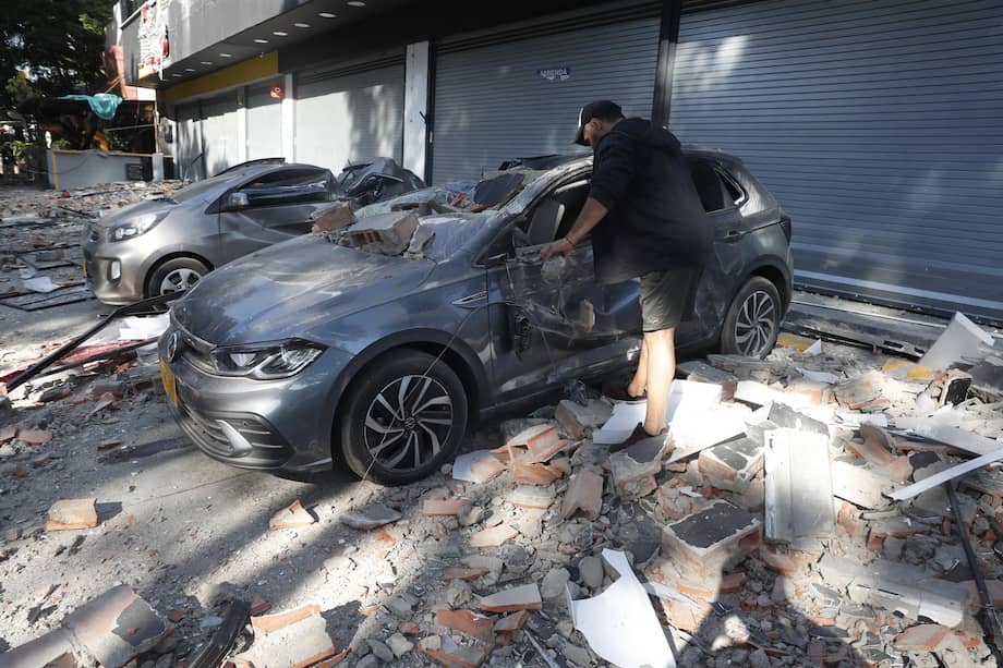 Un hombre observa un vehículo afectado tras un fuerte temblor este lunes, en Cali (Colombia). Un temblor de magnitud 7,4 sacudió gran parte de Colombia, según el Servicio Geológico Colombiano (SGC), y las autoridades informaron de daños en varias ciudades como Manizales, Cali y Pereira. EFE/ Ernesto Guzmán