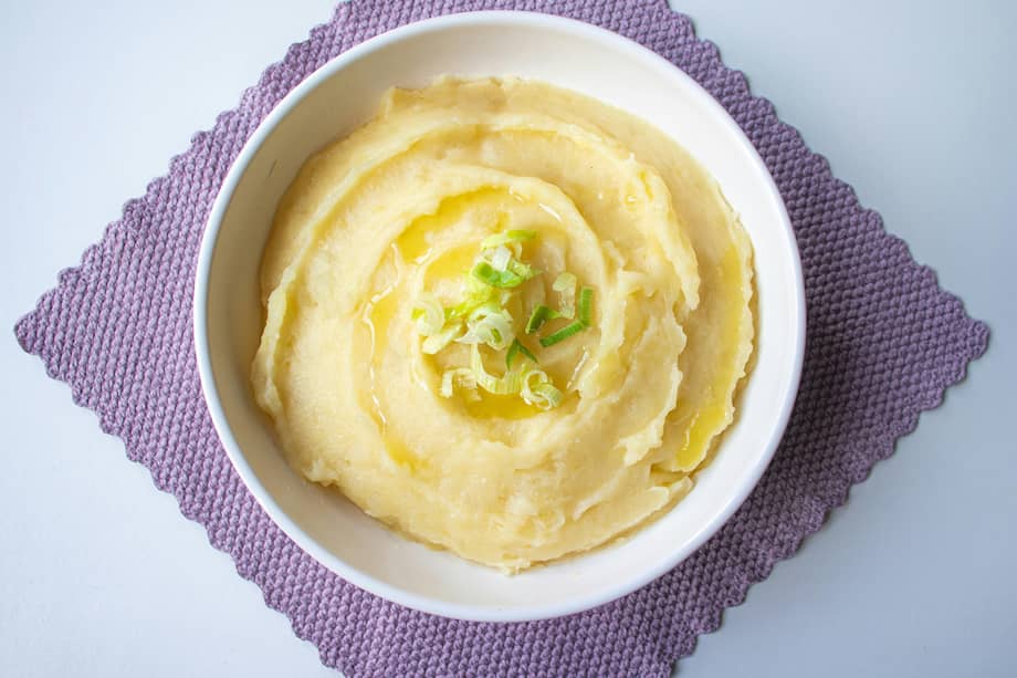Sirve el puré de papa acompañado de tus proteínas favoritas.