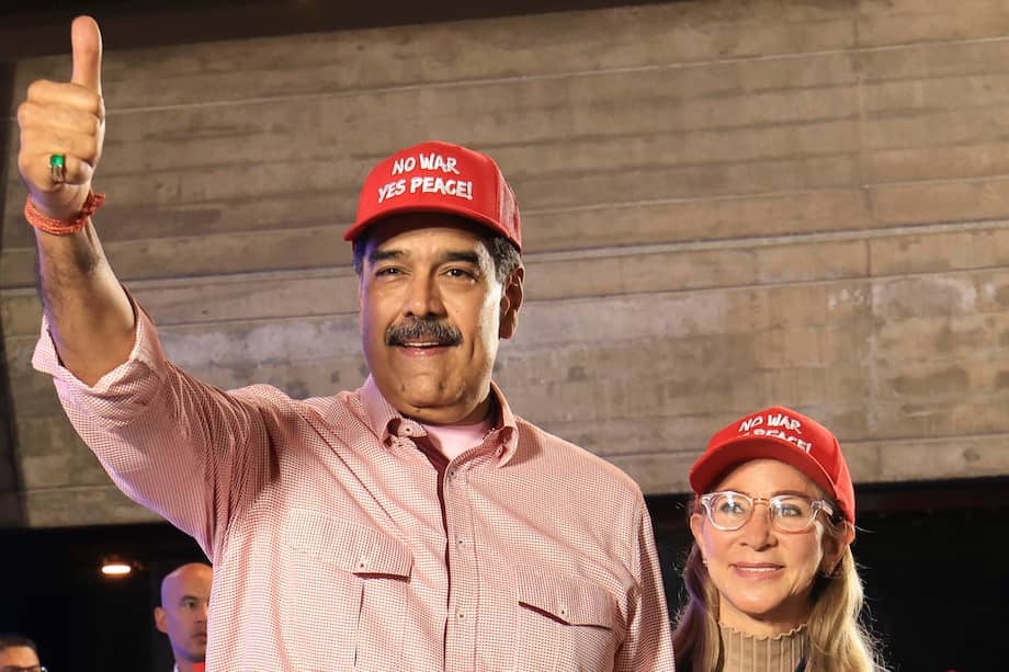 Fotografía cedida por Prensa Miraflores del presidente de Venezuela, Nicolás Maduro, saludando junto a la primera dama de Venezuela, Cilia Flores, en un acto de gobierno este martes, en Caracas (Venezuela).