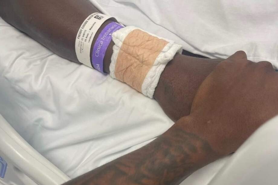 Sebastián Rincón, hijo del exfutbolista, subió una imagen a sus redes sociales tomando de la mano a su papá // Instagram Sebatián Rincón