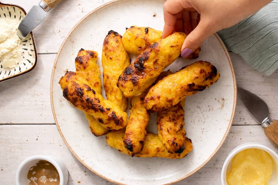 Disfruta también estos palitos de plátano maduro con suero costeño.