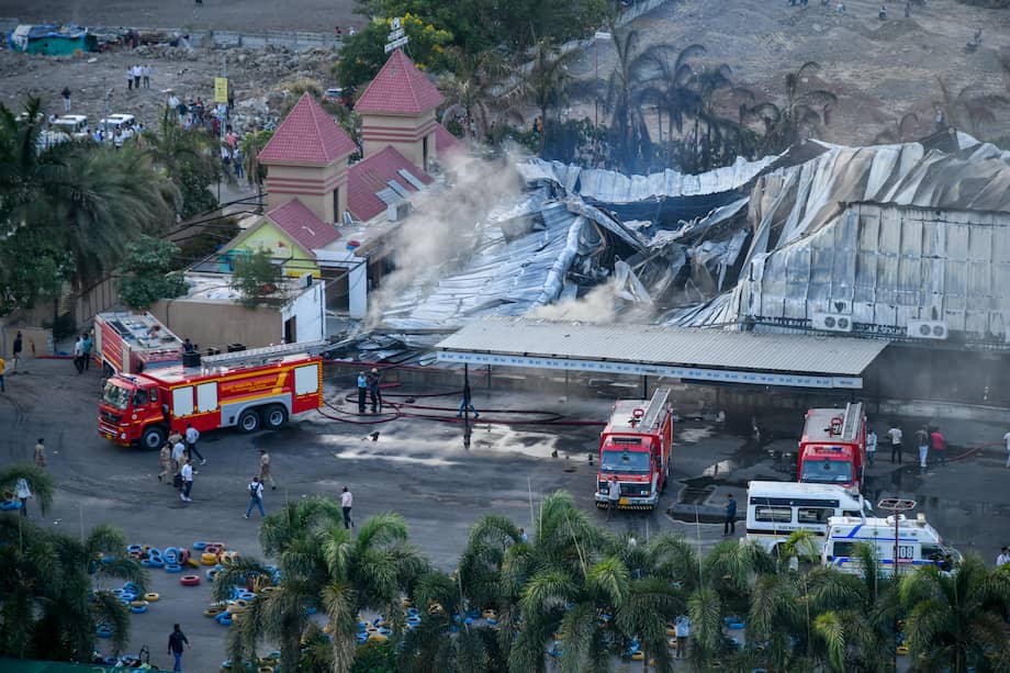 Una vista aérea de la escena mientras los bomberos indios emprenden una operación de rescate, después de que estallara un incendio masivo en TRP Gaming Zone en Rajkot, en el estado occidental de Gujarat, India, el 25 Mayo de 2024.