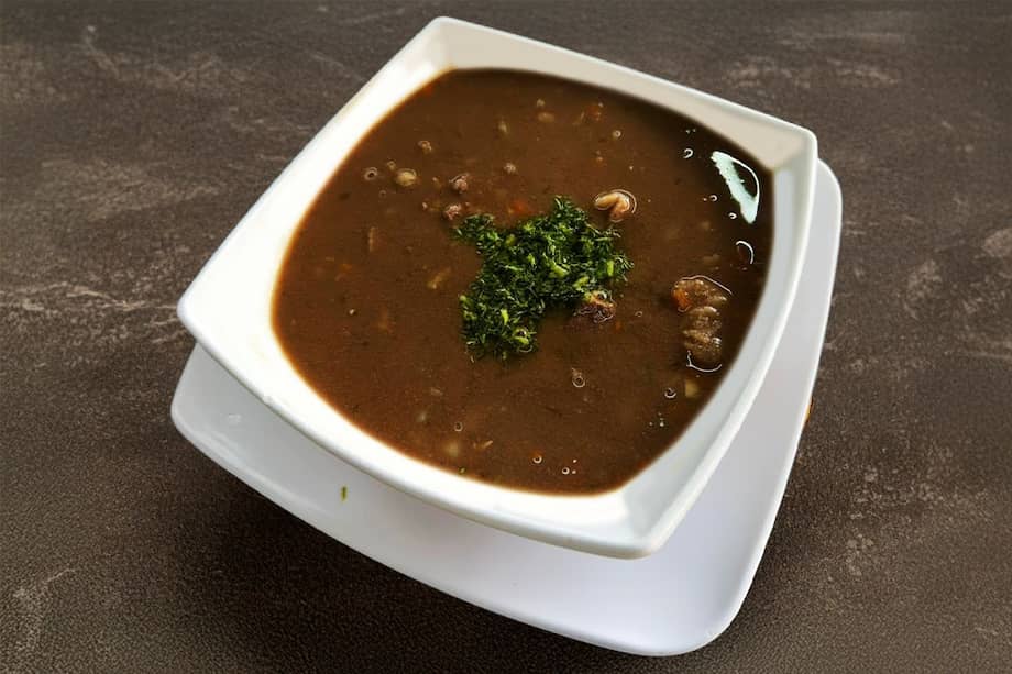 El caldo de pajarilla durante mucho tiempo se ha asociado como un plato de aprovechamiento en la gastronomía. Está hecho con vísceras y se consume normalmente al desayuno.