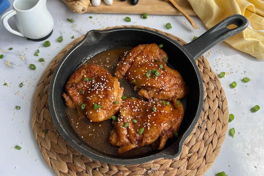 Usa jengibre rallado en estos muslos de pollo en salsa teriyaki casera.