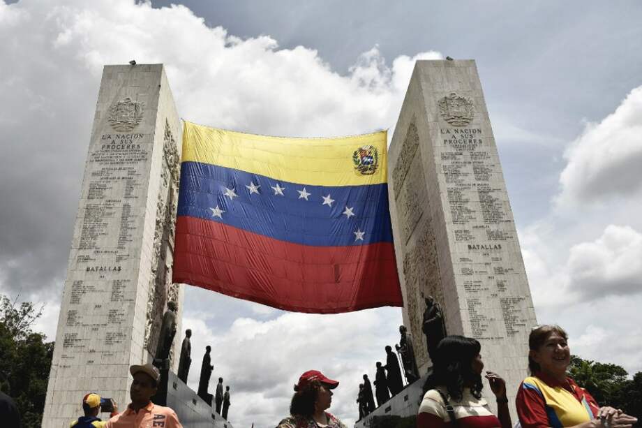 El presidente Nicolás Maduro prohibió que los operadores de telecomunicaciones aumentaran las tarifas. / Bloomberg News