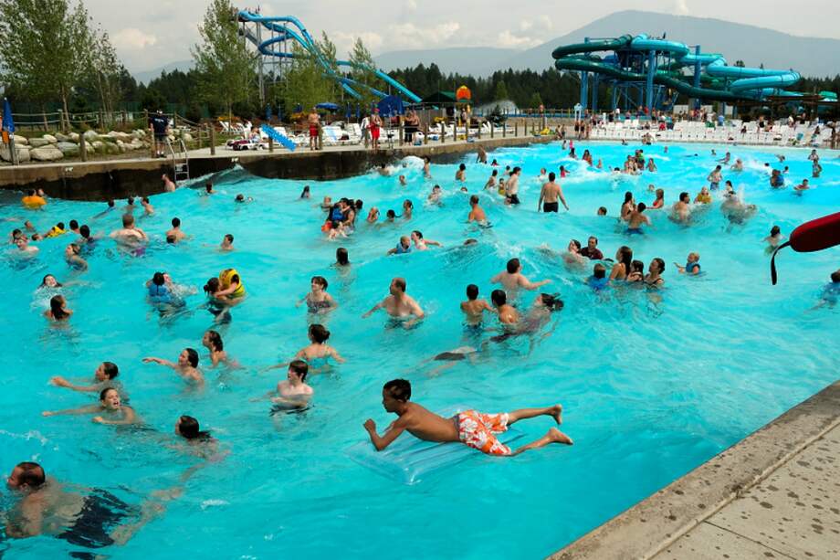 Investigadores estimaron que los bañistas liberaron cerca de 30 litros de orina en una piscina de 416.395 litros. / Greg Salter