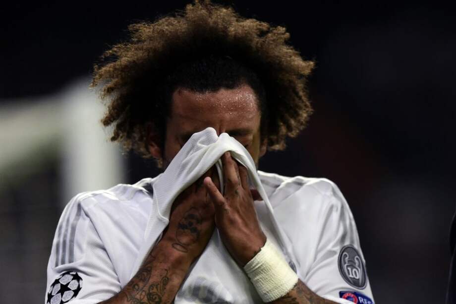Marcelo lamentándose en el partido del Real Madrid frente al PSG en el que sufrió la molestia en los isquiotibiales. / AFP
