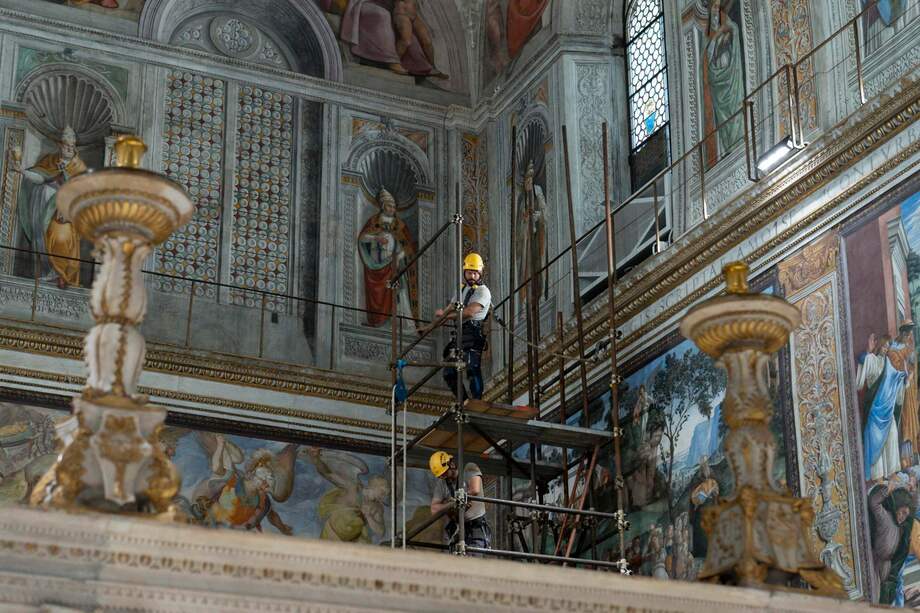Obreros instalan las estufas y la chimenea en la Capilla Sixtina antes del Cónclave, en la Ciudad del Vaticano, el 2 de mayo de 2025 (publicado el 3 de mayo de 2025).