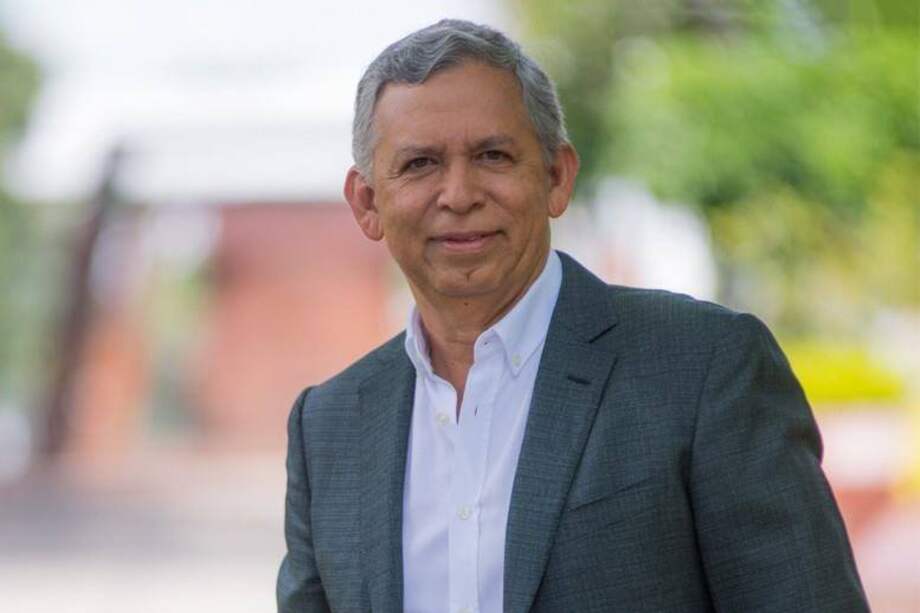 Hernán Porras es ingeniero civil graduado de la Universidad Industrial de Santander (UIS), con una maestría en Informática y un doctorado en Telecomunicaciones otorgados por la Universidad Politécnica de Madrid (España). Además, posee una maestría en Gestión Tecnológica de la Universidad Pontificia Bolivariana (UPB).