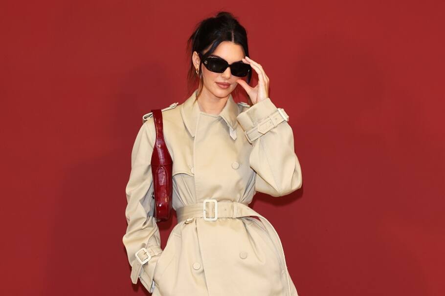 La socialité Kendall Jenner llevó un bolso en cherry red para el más reciente desfile de Gucci.