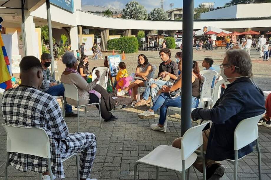 Imagen de la Feria del Libro del Eje Cafetero de 2021: adultos y niños aprendiendo de la cultura y de la narrativa del Pacífico en Pereira.