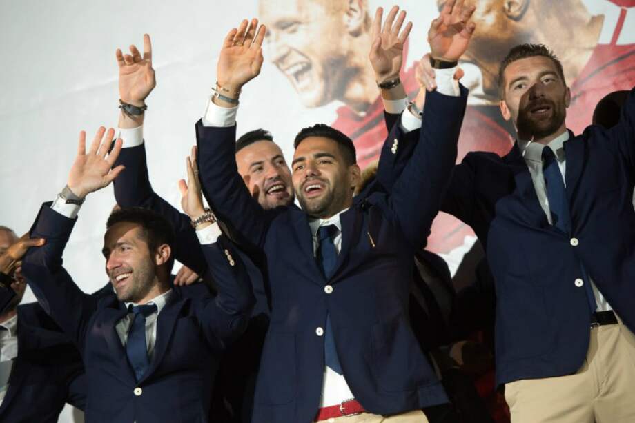 El colombiano Radamel Falcao García (c) celebra el título de la Ligue 1 de Francia. / AFP