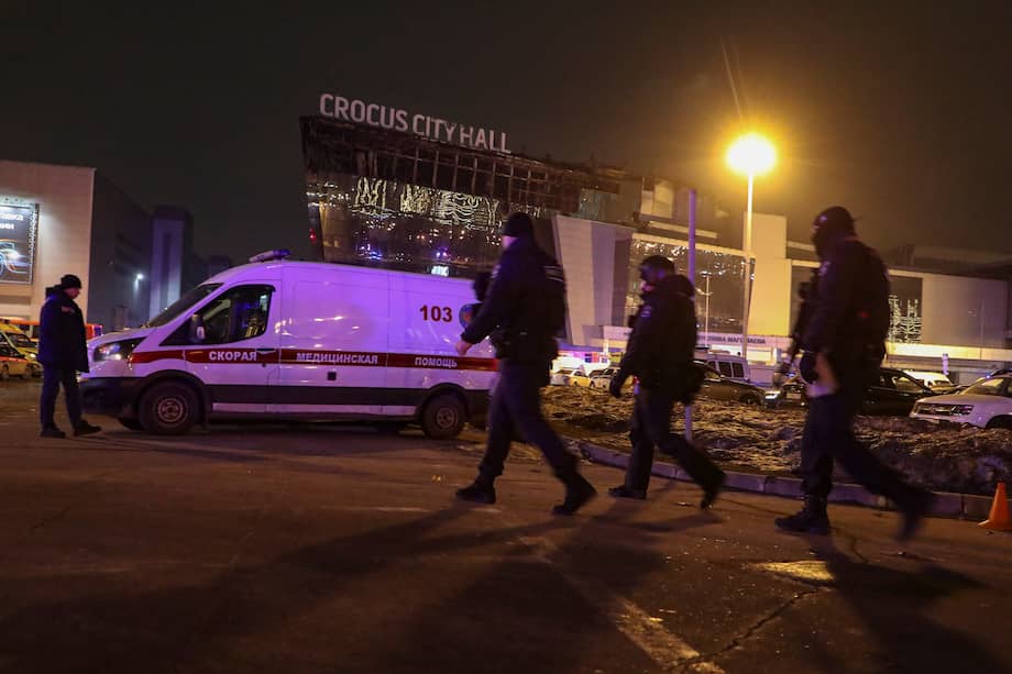 Policías rusos controlan el territorio alrededor de la quemada sala de conciertos Crocus City Hall, tras un tiroteo en Krasnogorsk, en las afueras de Moscú.