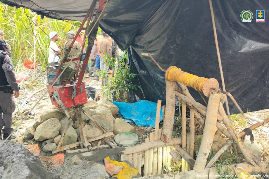 Estas personas fueron capturadas en flagrancia en zona rural de Santander de Quilichao (Cauca). De acuerdo con las pruebas, vertían sustancias tóxicas al agua.
