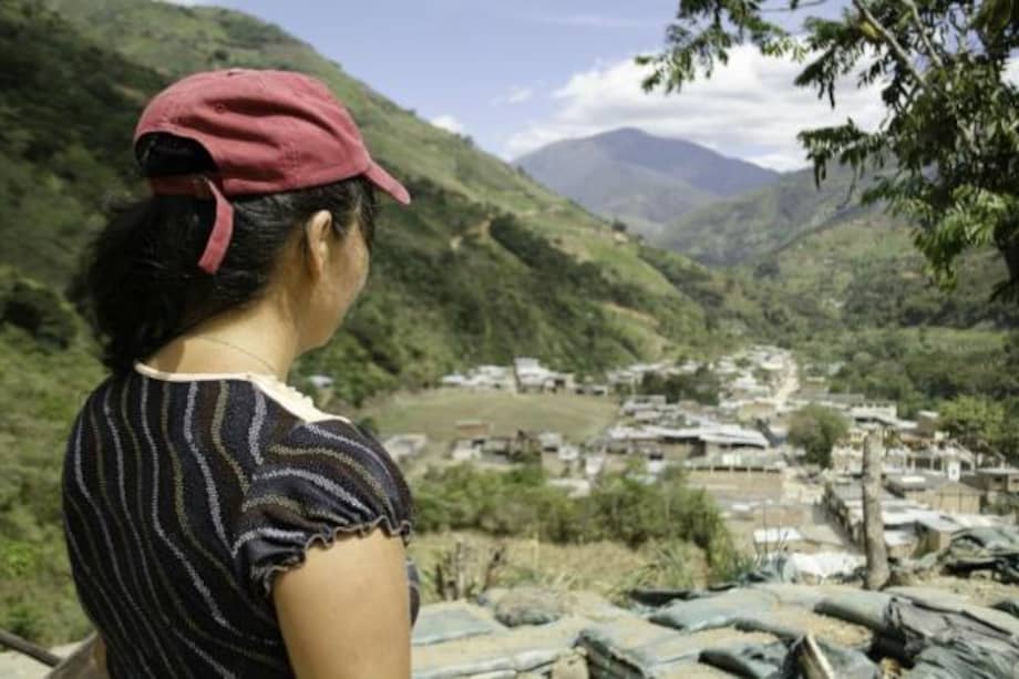 Campesina de El Mango, Cauca, cuando la comunidad decidió expulsar a la Policía de la cabecera corregimental./Fotos: Andrés Hurtado.