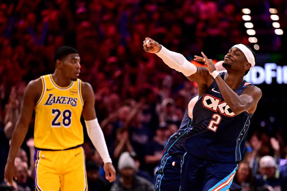 Shai Gilgeous-Alexander celebra una anotación en el partido de OKC y Lakers.