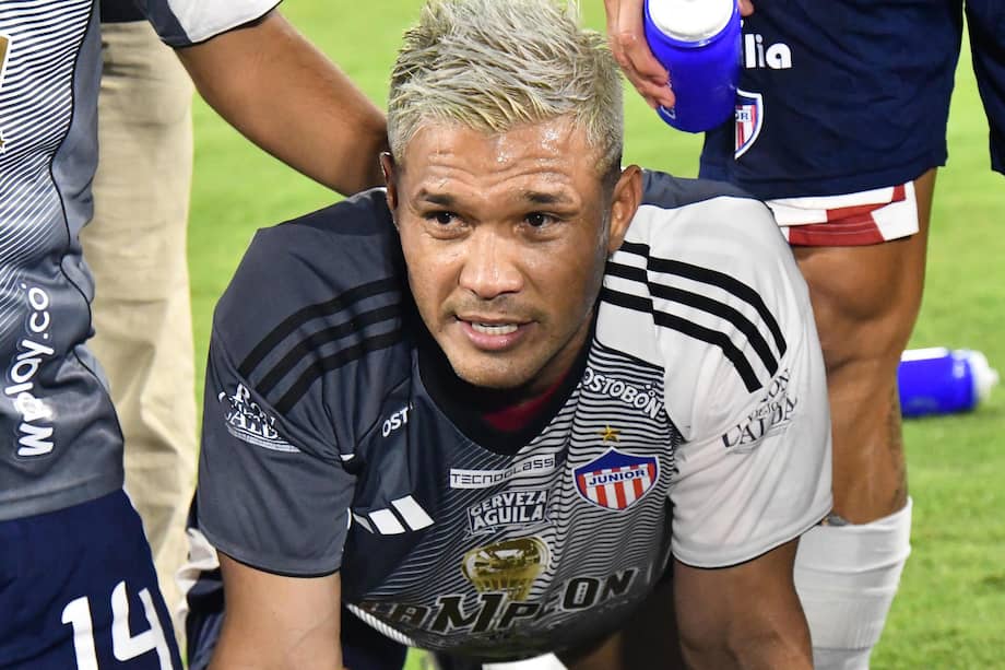 Teófilo Gutiérrez celebra al ganar la Liga BetPlay Dimayor 2025-II frente a Deportes Tolima en el estadio Manuel Murillo Toro de Ibagué.