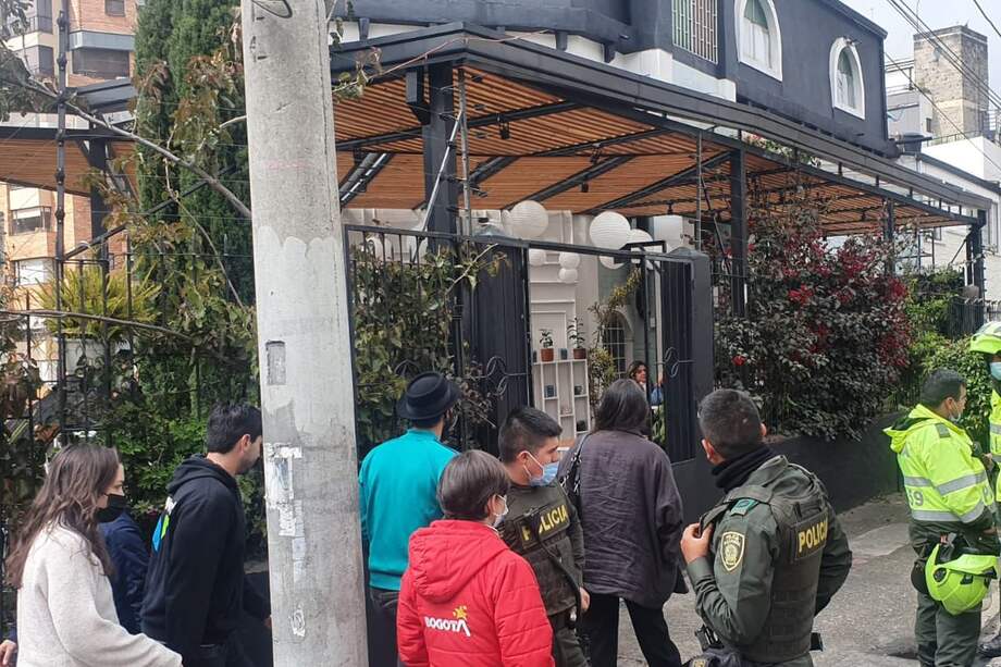 Clientes de un restaurante fueron víctimas de un robo masivo en Chapinero.