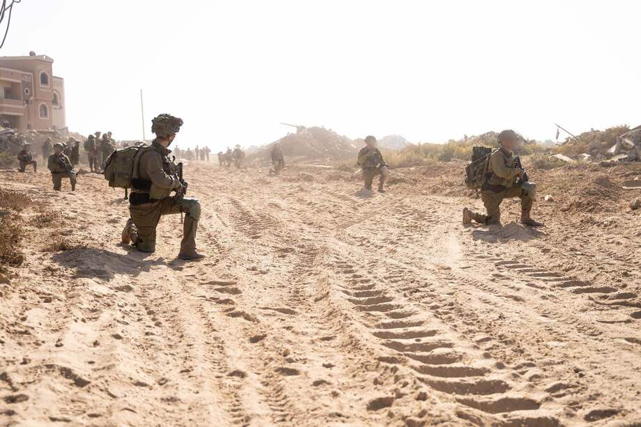 En un comunicado castrense, las fuerzas armadas israeliés detallaron que los aviones de combate de la Fuerza Aérea bombardearon "decenas de objetivos terroristas", como infraestructuras militares, complejos y supuestos milicianos armados en Beit Hanoun, norte de Gaza.