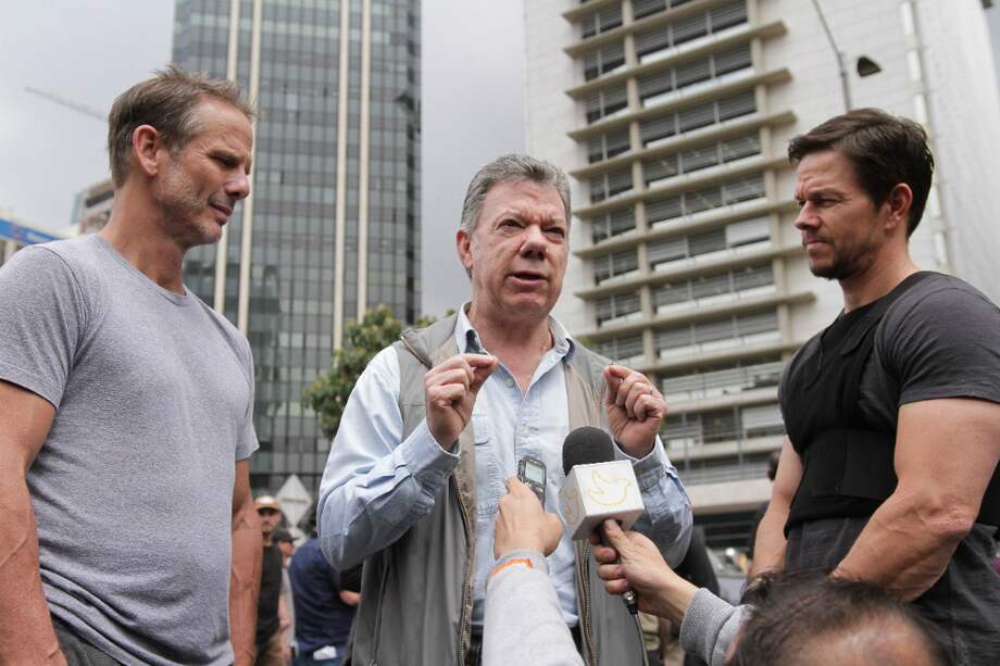 El presidente de Colombia, Juan Manuel en donde diálogo con el director Peter Berg y el actor Mark Wahlberg. / Cortesía Presidencia de la República