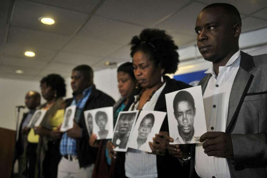 Líderes del Comité de Víctimas de Bojayá, exponiendo los rostros de sus familiares muertos durante la masacre del 2 de mayo de 2002./Fotos: Óscar Pérez.