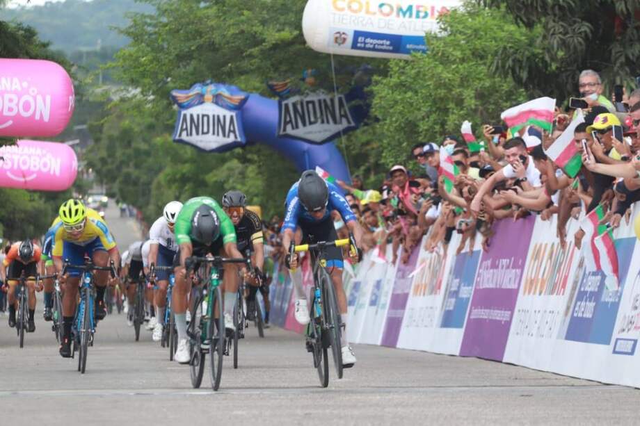 Nelson Soto (derecha), ganador, y Johan Colón disputaron el embalaje final de la segunda etapa de la Vuelta a Colombia.
