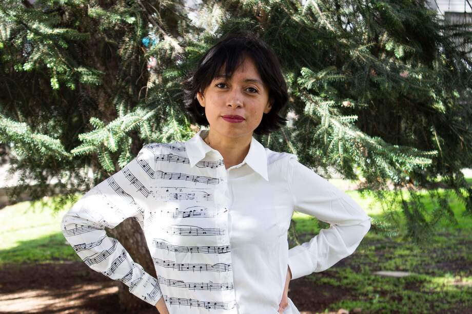 La escritora mexicana Brenda Navarro (1982), que acaba de publicar su segunda novela, "Ceniza en la boca", dijo que una de las cosas que más le sorprenden de su país de residencia es que "en España todo el mundo quiere ser bueno, o aparentarlo; no lo entiendo". EFE/Noelia Olbés Mendaño /Editorial Sexto Piso