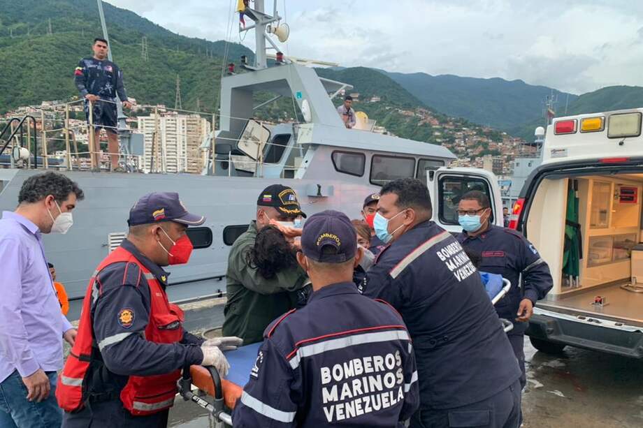 Uno de los menores que sobrevivió al naufragio en el Caribe venezolano es trasladado por las autoridades para ser atendido en un hospital.