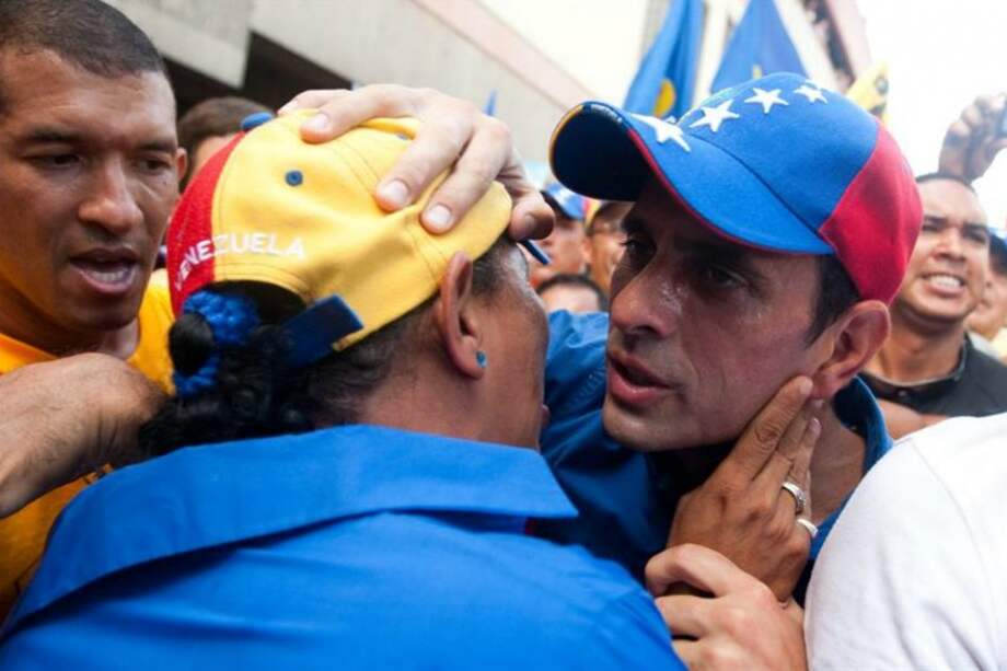 Capriles dice que sus viajes vuelven "locos" a chavistas en Venezuela