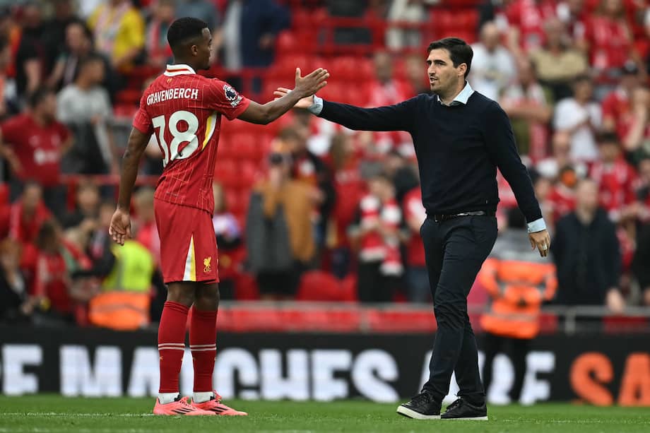 Andoni Iraola y Ryan Gravenberch en el duelo entre Liverpool y Bournemouth en Anfield, el
21 de septiembre de 2024.