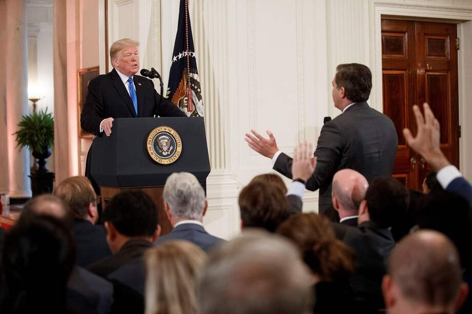 El presidente estadounidense, Donald Trump, increpa a Jim Acosta, corresponsal de la CNN en la Casa Blanca. / EFE